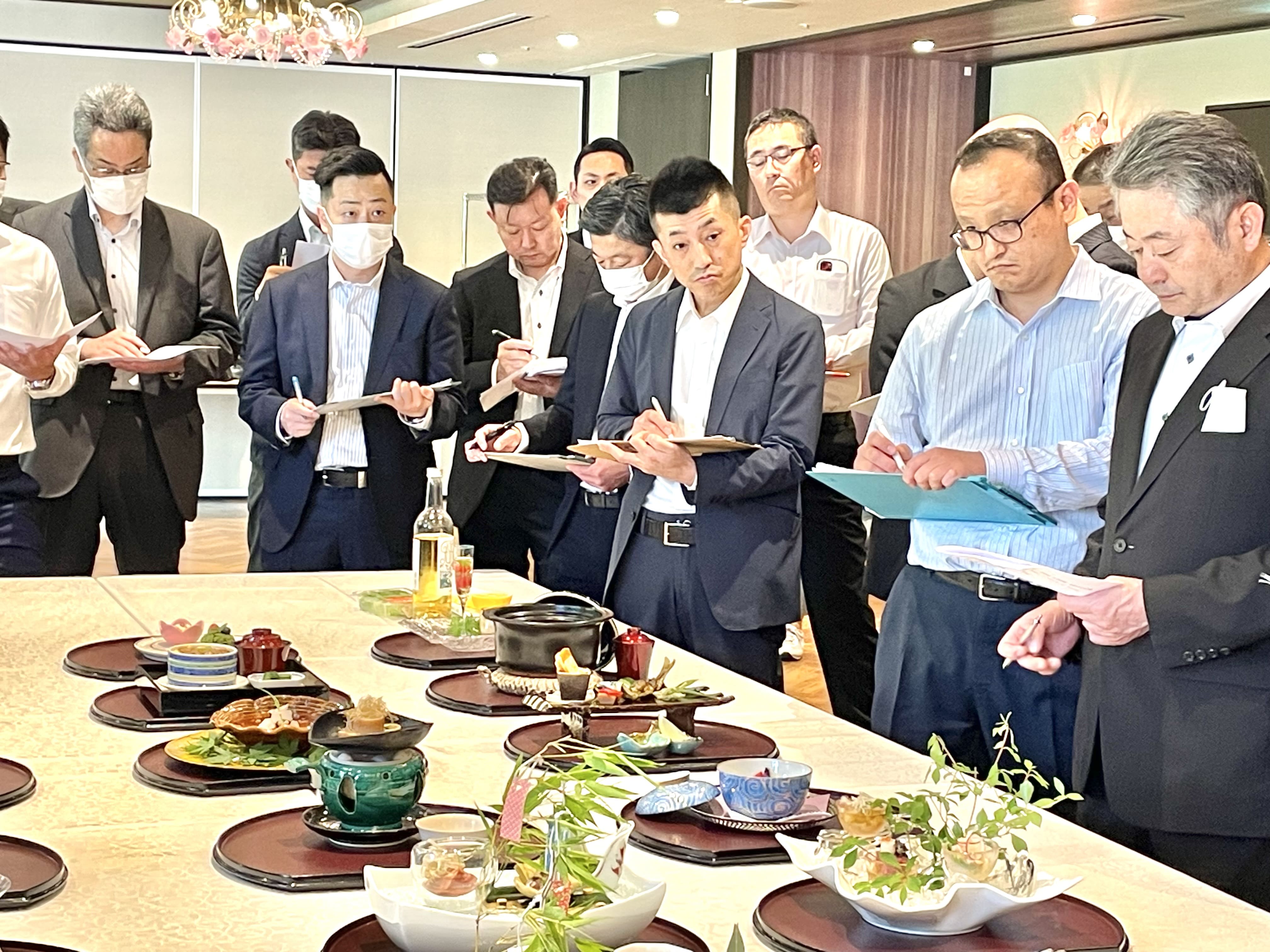 世界が注目する日本料理の進化を支える「なだ万」の料理会議とは