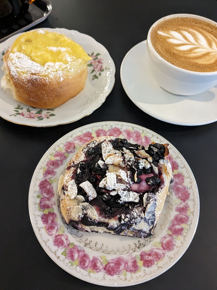 ブルーベリーやルバーブなど北欧で親しまれるフルーツをのせた「ボッレ」