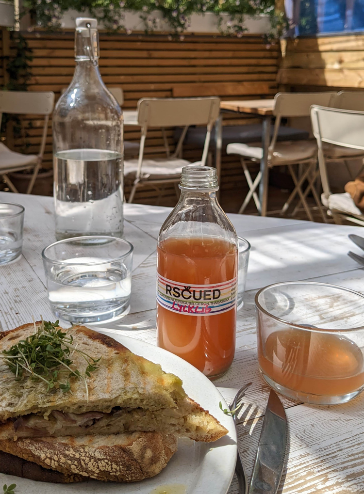 スウェーデンのリサイクルショップで販売されていたカラフルなジュース「RSCUED」