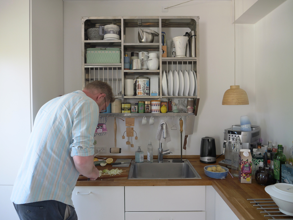 北欧のキッチン。キッチンでいつも忙しくしているのは夫のグンナルさん