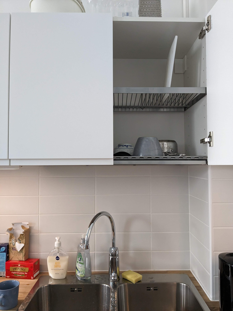 フィンランド名物のキッチン設備。下の段が水切り棚になっている。