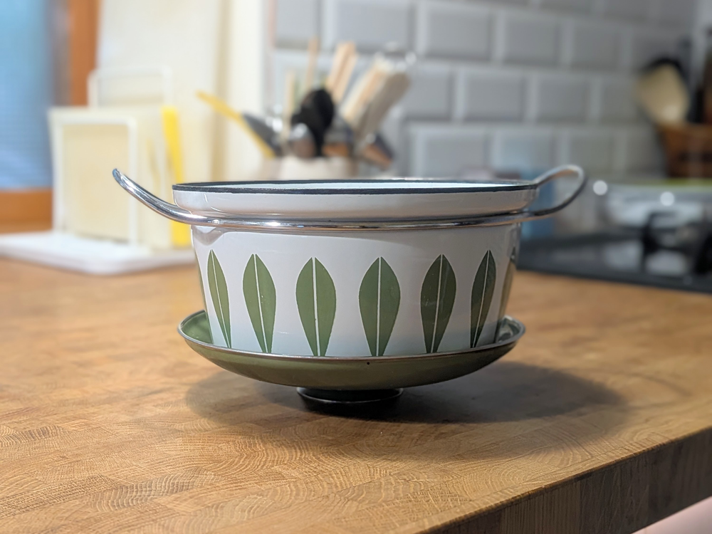 ロータス（ハス）と呼ばれる葉の柄が人気。