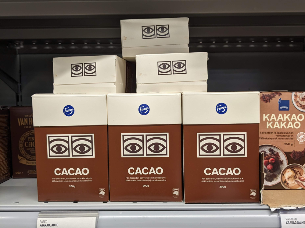 ココアの箱。印象的な目のデザインは『カカオアイズ』と呼ばれている。デザインは、オーレ・エクセル。