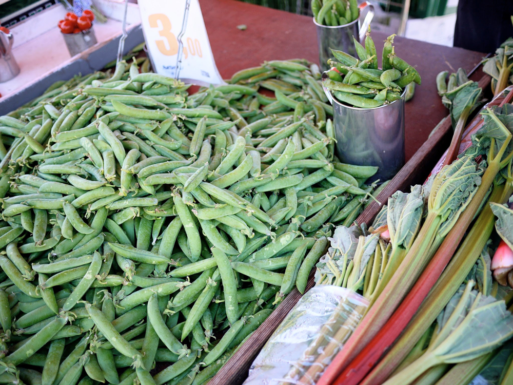 北欧の朝市に並ぶエンドウ豆