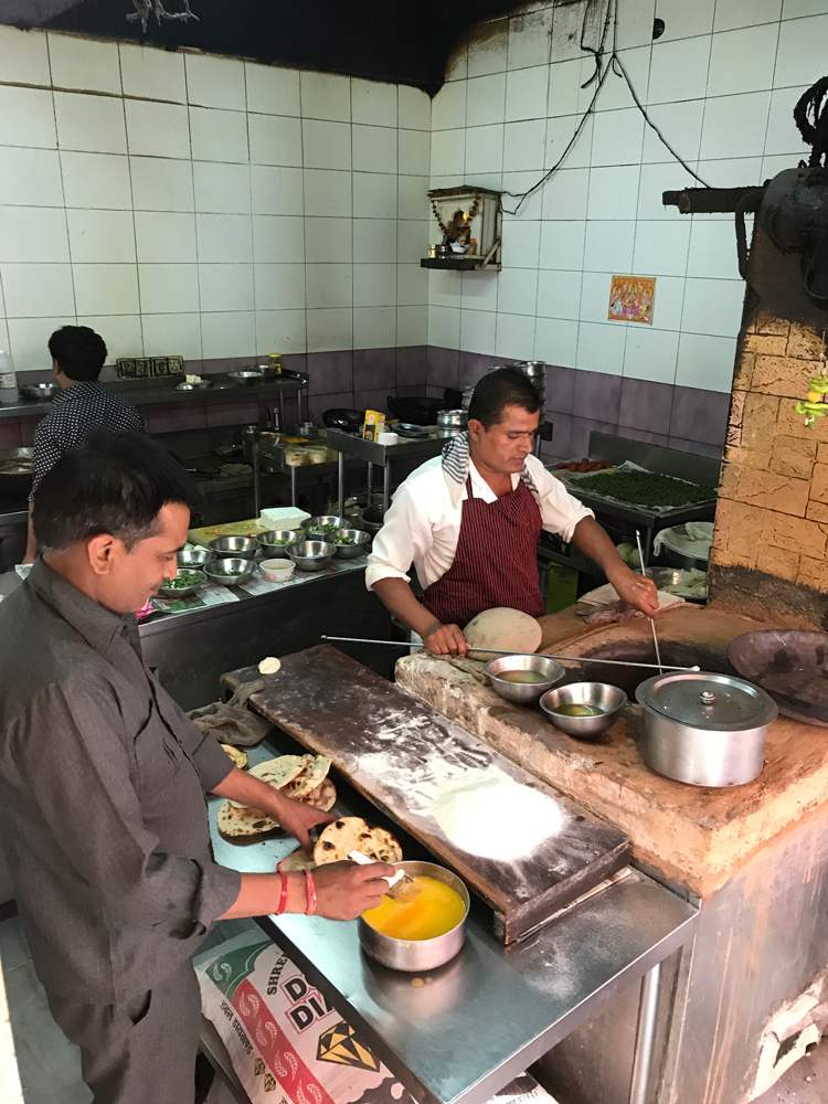 インド・デリーのローカルな食堂にあるタンドール
