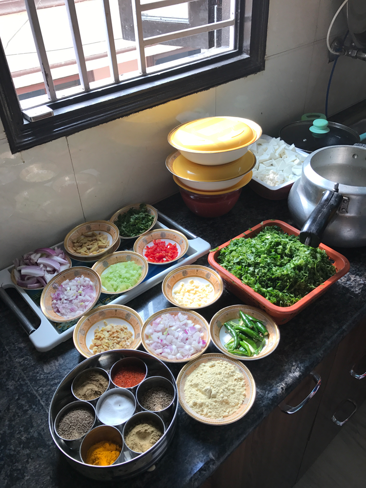 本日のお料理に使う食材を下ごしらえ
