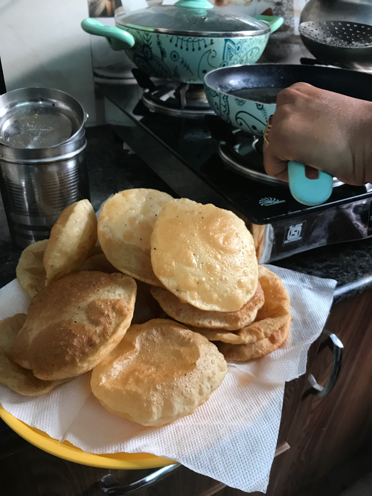 全粒粉で作る「プーリー」。揚げたてはふんわり膨らみ、軽い食感
