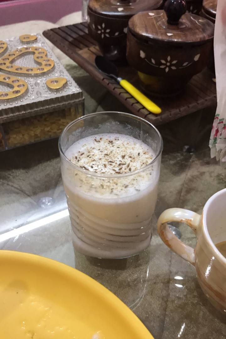 スパイスを加えた塩味のヨーグルトドリンク「ラッシー」