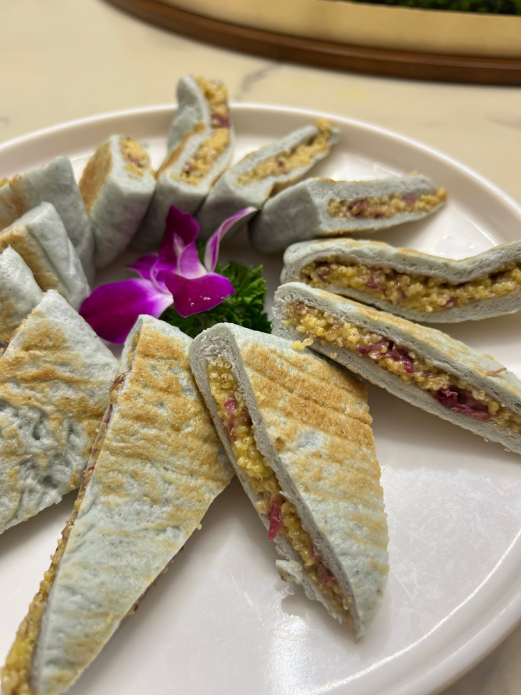 薔薇の花びらの餡を包んだ蕎麦粉入りのお焼き
