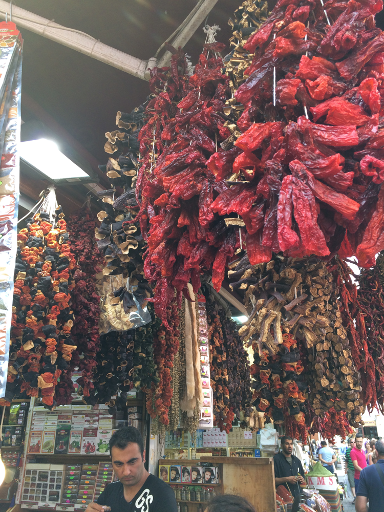 トルコの詰めもの料理に使う、乾燥させたパプリカやなすの皮など