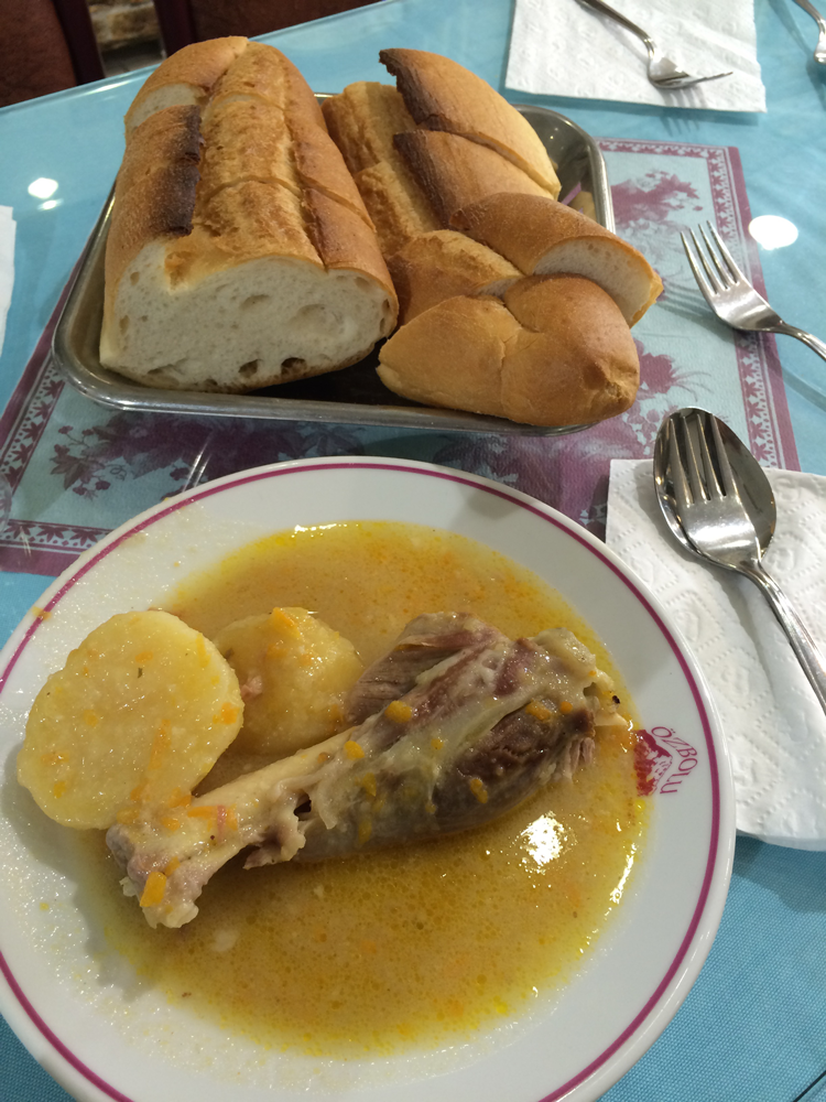 トルコの骨付き肉とじゃがいもの煮込み